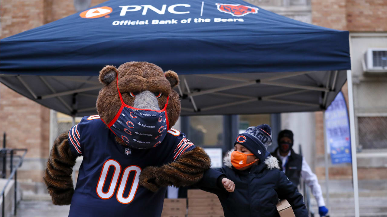 Chicago Bears, Bears Care, PNC Bank team up for drive-thru Back