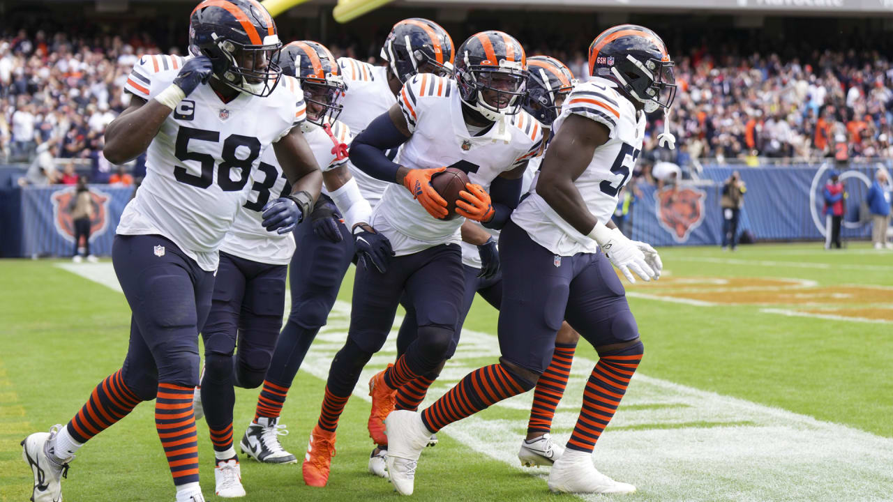 Chicago Bears safety Eddie Jackson (4) intercepts the ball against