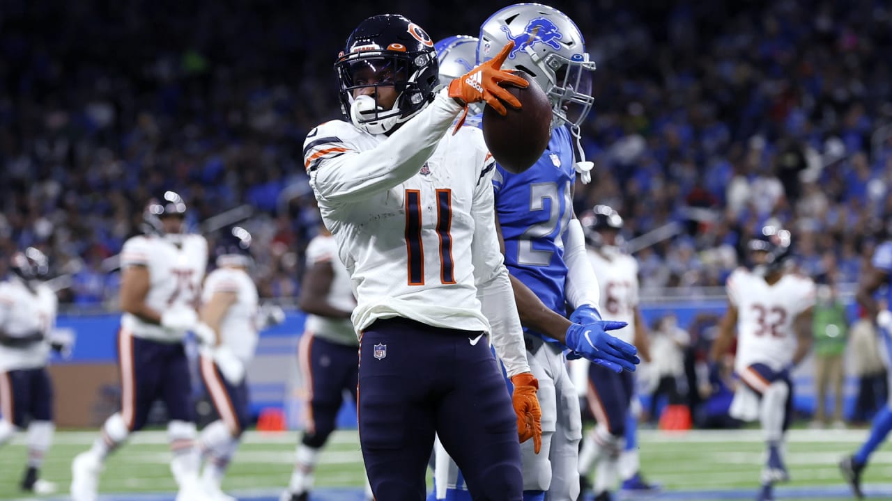 Bears' Darnell Mooney makes incredible catch over campgoers – NBC