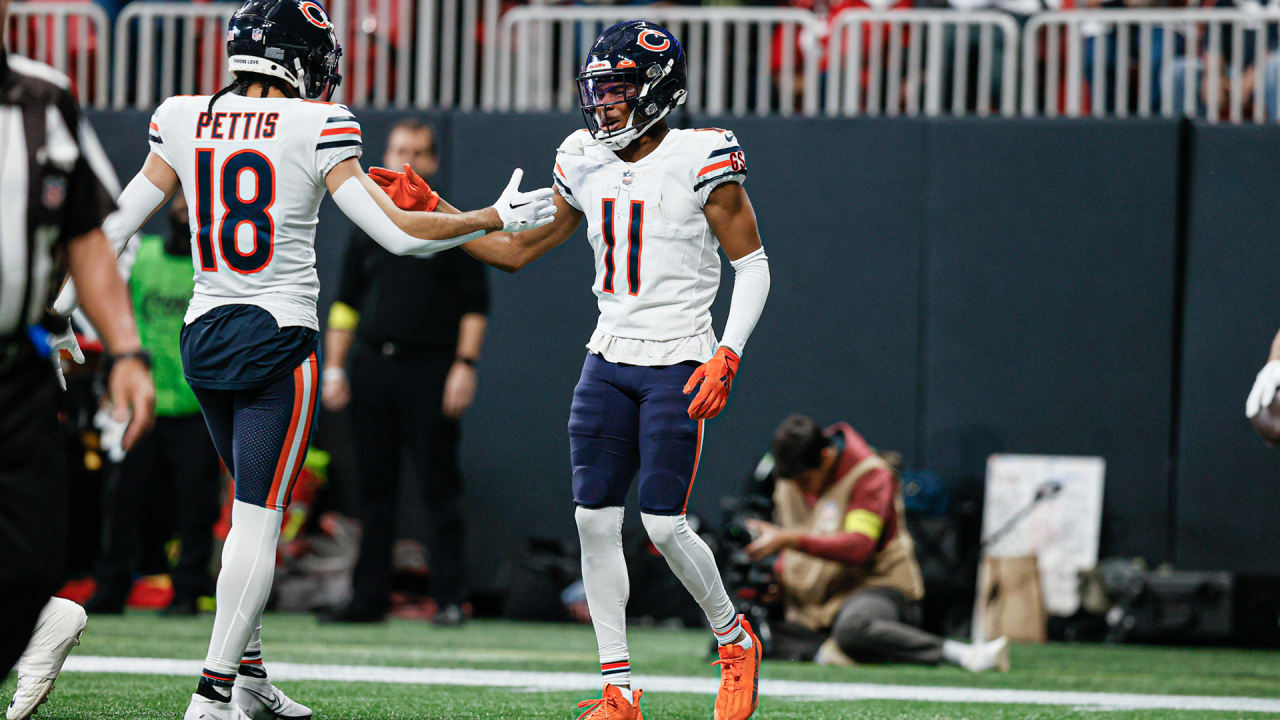 Chicago Bears quarterback Justin Fields lofts perfect pass to wide