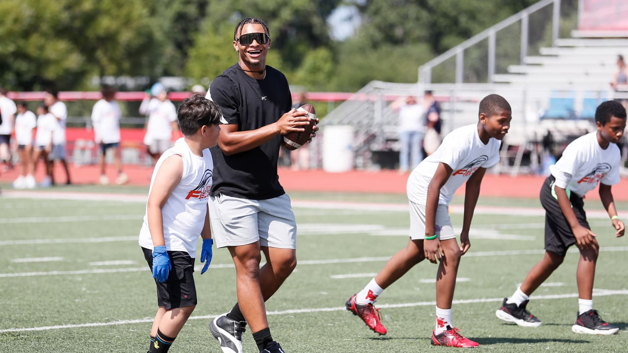 Justin Fields welcomes hundreds of kids to second annual youth football camp