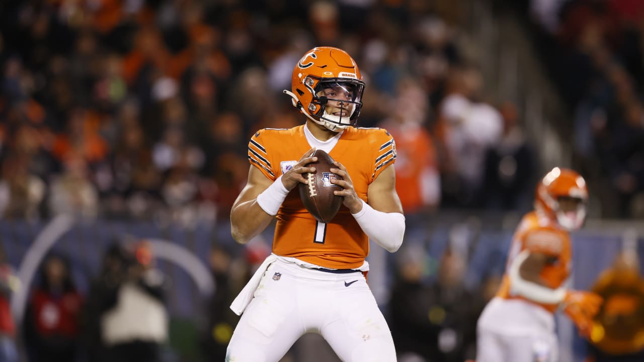 Chicago Bears vs. Washington Commanders Prediction, Player Props, Odds:  Will Justin Fields Let It Fly on TNF?