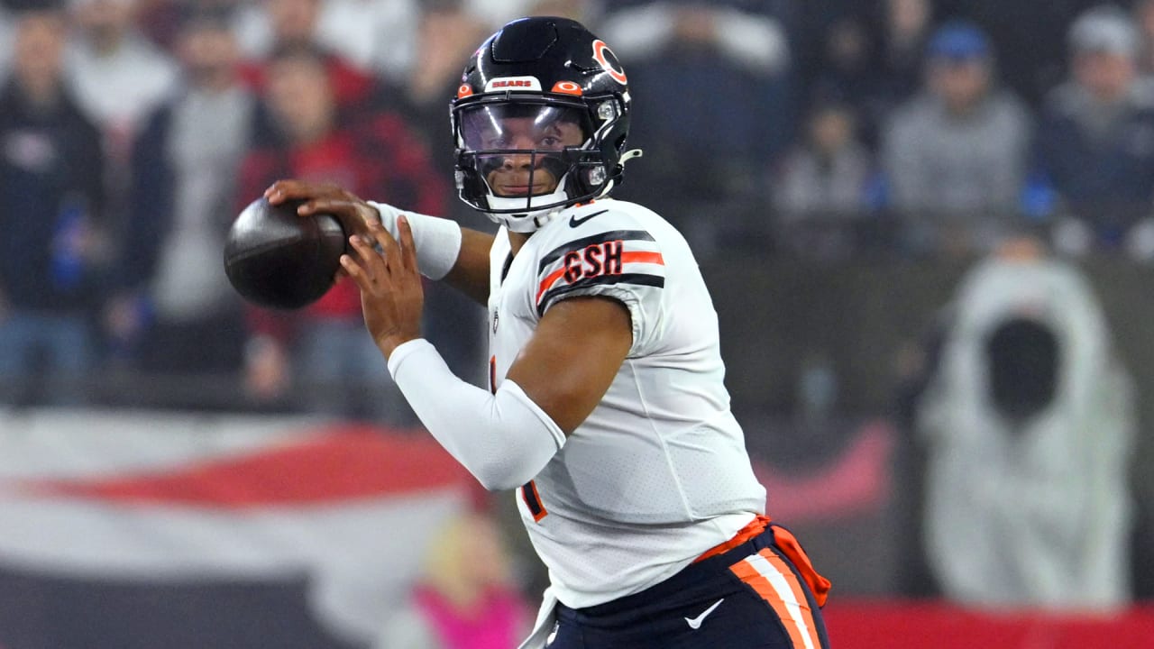 Chicago Bears linebacker Joe Thomas (45) in action during the