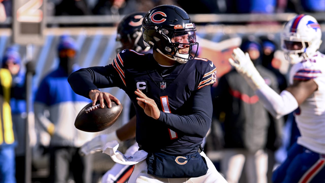 A Chicago Bears fan holds a quarterback Justin Fields jersey before an NFL  football game against the Houston Texans Sunday, Sept. 25, 2022, in  Chicago. (AP Photo/Nam Y. Huh Stock Photo - Alamy