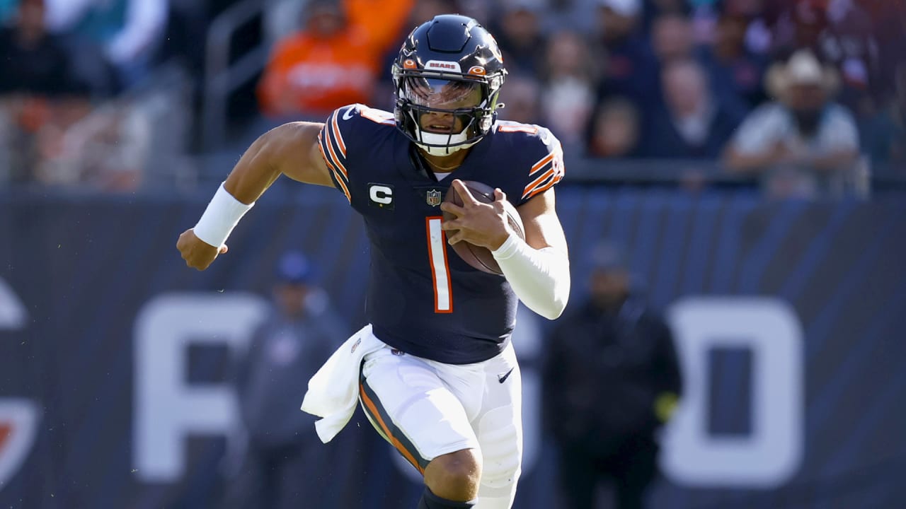 Justin Fields delivers historic performance versus Dolphins