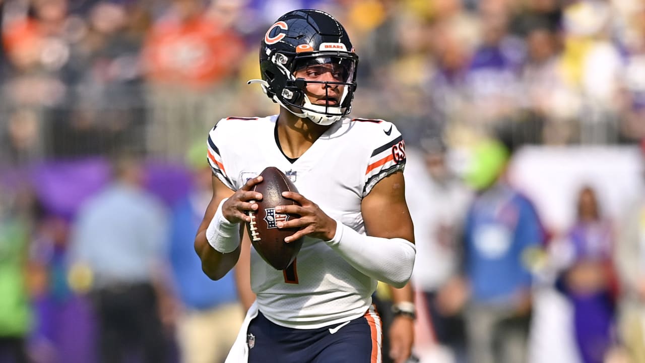 CHICAGO, IL - OCTOBER 17: Chicago Bears quarterback Justin Fields