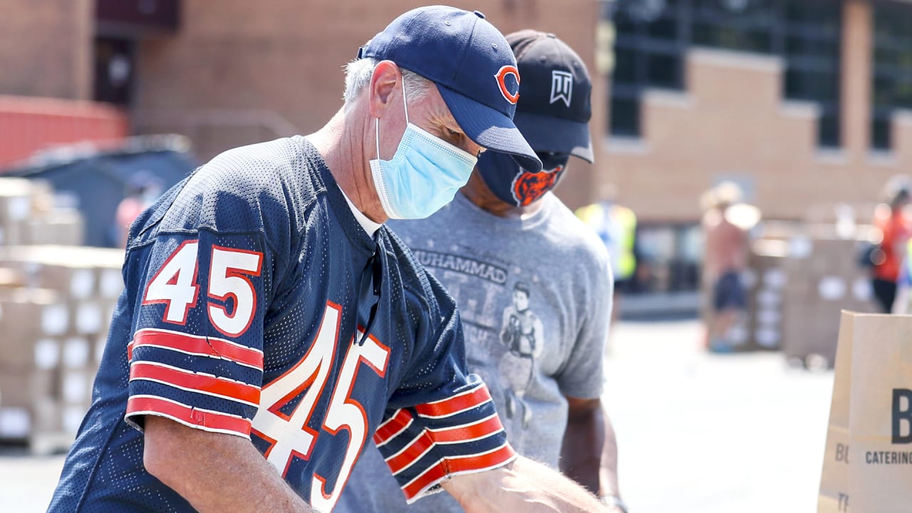 Chicago Bears, Bears Care, PNC Bank team up for drive-thru Back to