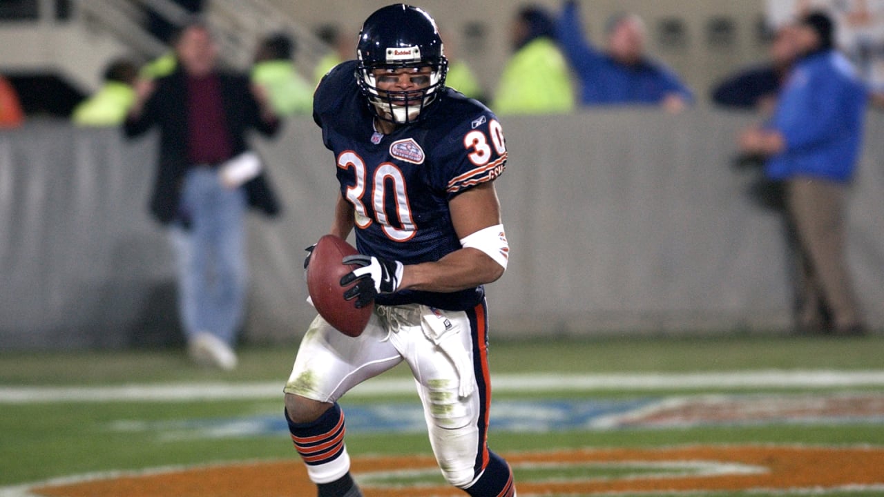 Chicago Bears defensive back Mike Brown celebrates the Bears 13-3 win over  the Carolina Panthers, at Soldier Field, in Chicago on November 20, 2005.  (UPI Photo/Brian Kersey Stock Photo - Alamy