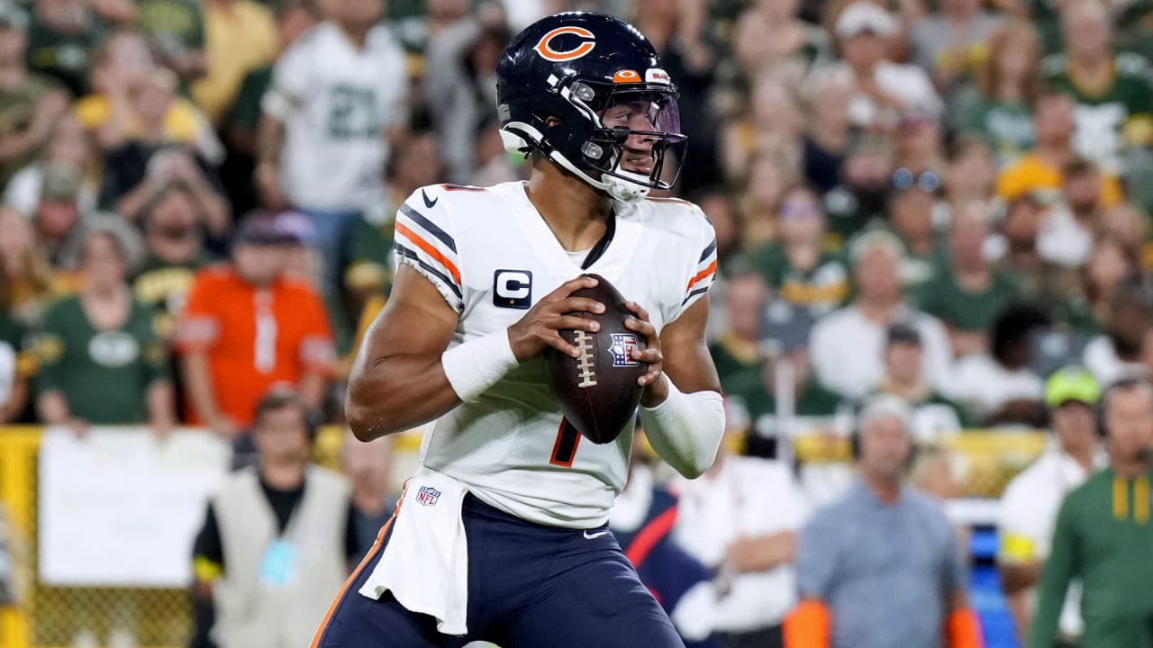 Justin Fields rushes for a 17-yard Gain vs. Kansas City Chiefs 