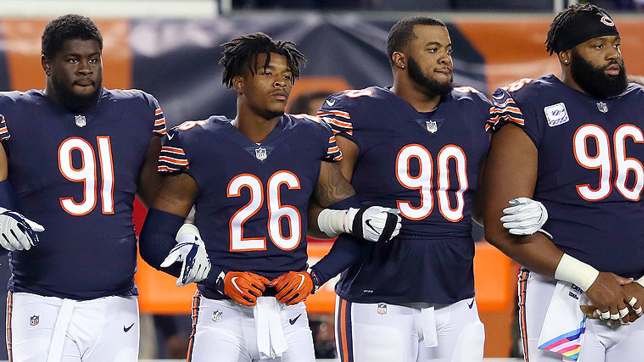 Packers, Bears players lock arms during national anthem and some fans