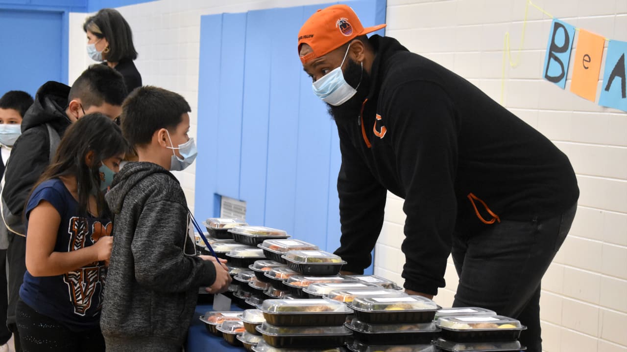 Ravens Star Roquan Smith Hands Out Thanksgiving Food To Baltimore Families