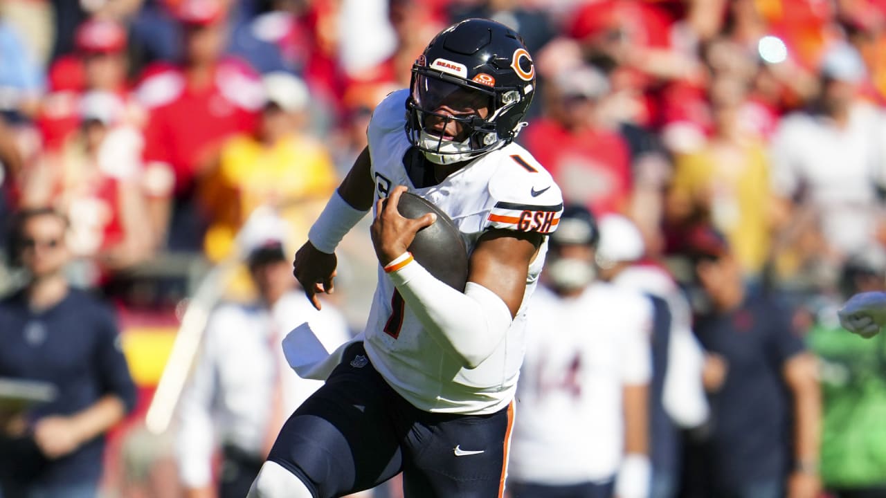 Moore scores TD on first touch, Fields efficient, Bears win first