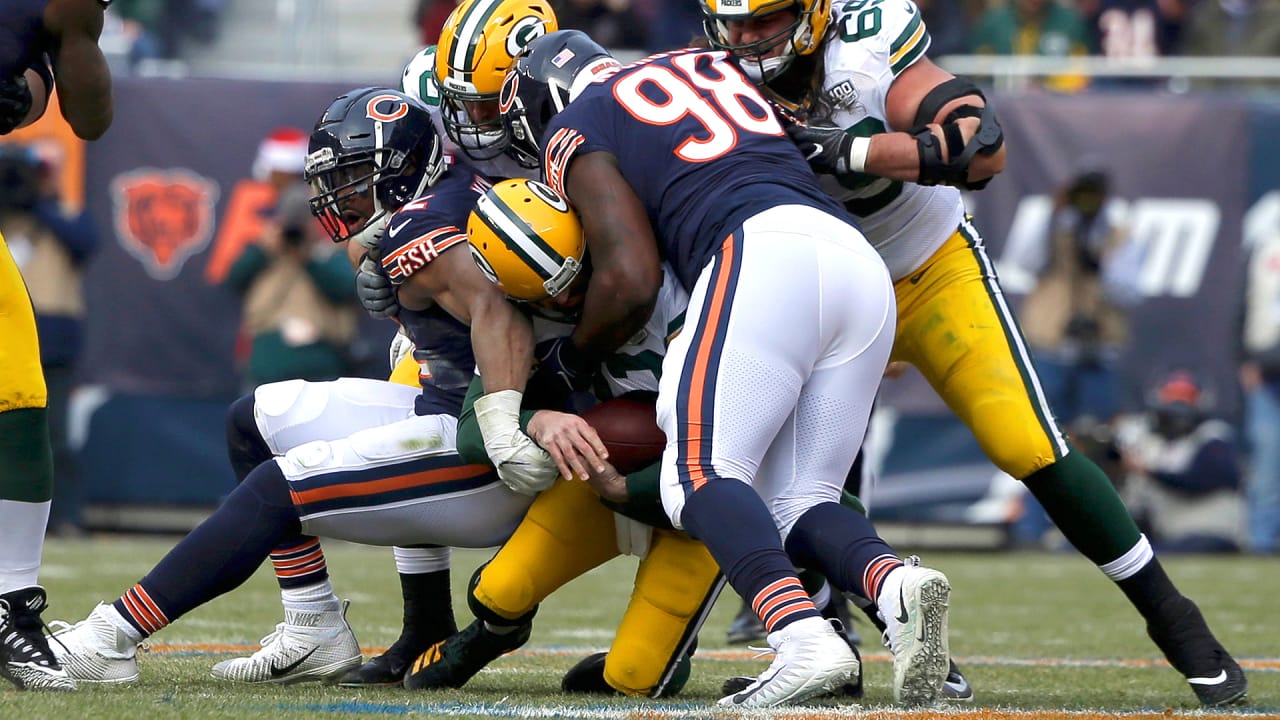 Mack backs into Rodgers, records sack