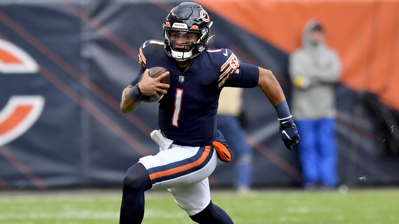 Chicago Bears' Justin Fields throws during the first half of an NFL  football game against the San Francisco 49ers Sunday, Sept. 11, 2022, in  Chicago. (AP Photo/Nam Y. Huh Stock Photo - Alamy