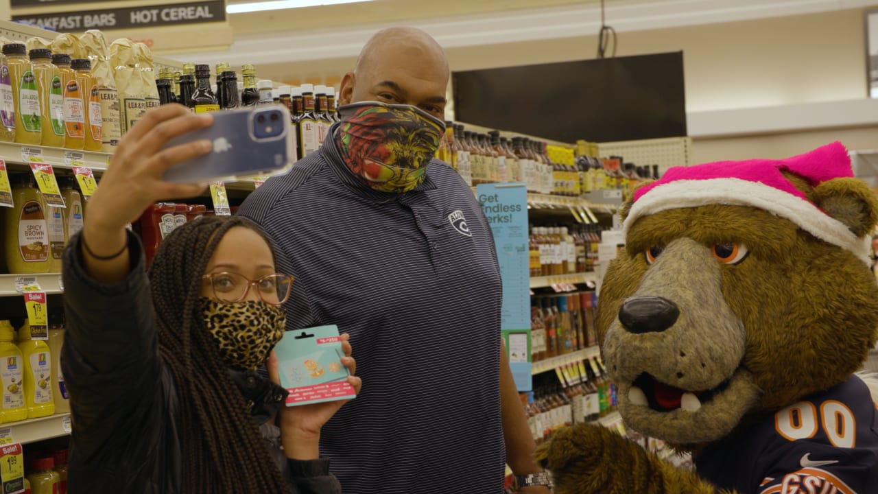 Chicago Bears players thank fans by bagging groceries at Jewel store! 