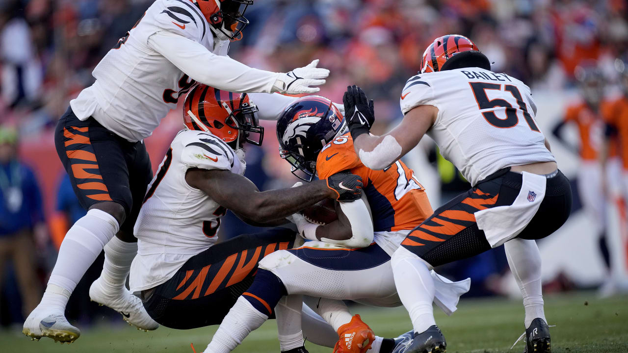 WATCH: Broncos' Justin Simmons sacks Bengals' Joe Burrow – The Denver Post