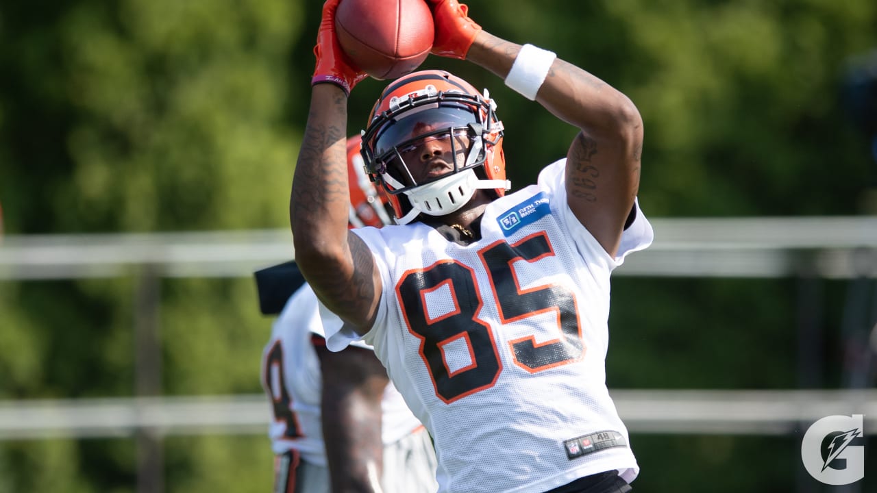 Cincinnati Bengals tight end C.J. Uzomah coaches up media on how to  pronounce his name