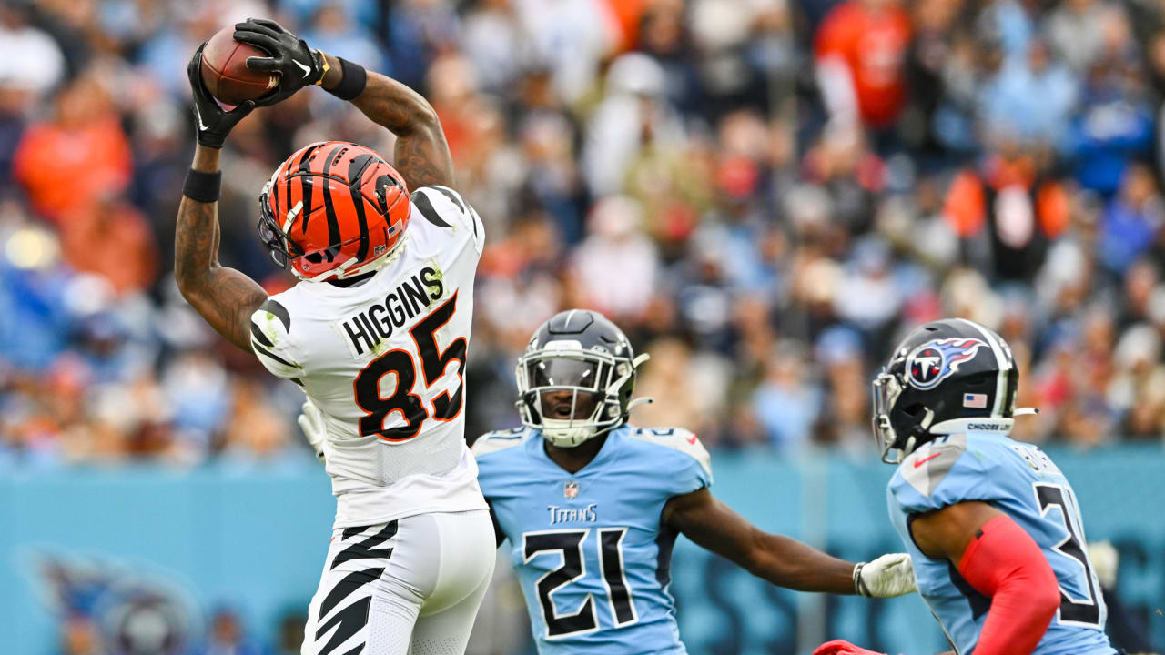 NASHVILLE, TN - NOVEMBER 27: Cincinnati Bengals wide receiver Tee Higgins  (85) catches a touchdown during a game between the Tennessee Titans and  Cincinnati Bengals, November 27, 2022 at Nissan Stadium in