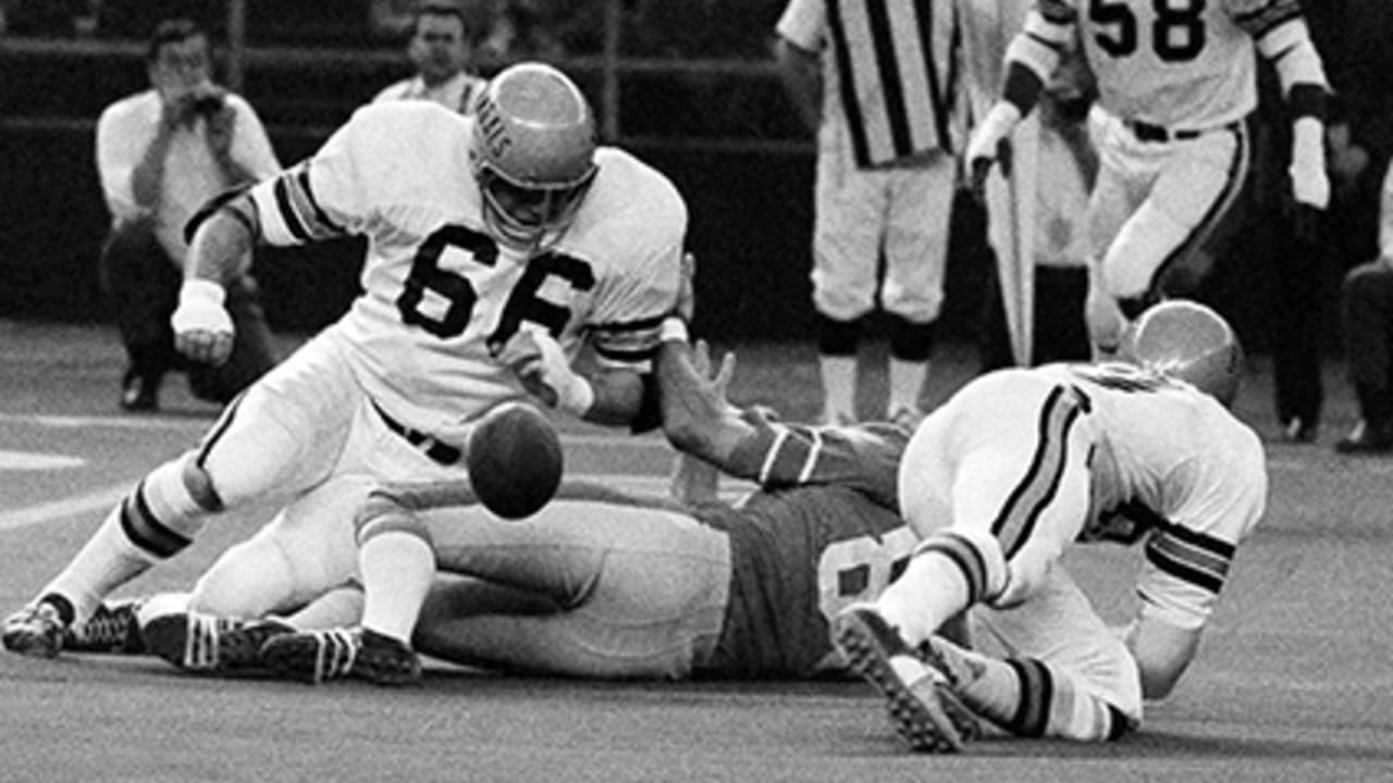 Bengals middle linebacker Bill Bergey watches Rams QB Roman