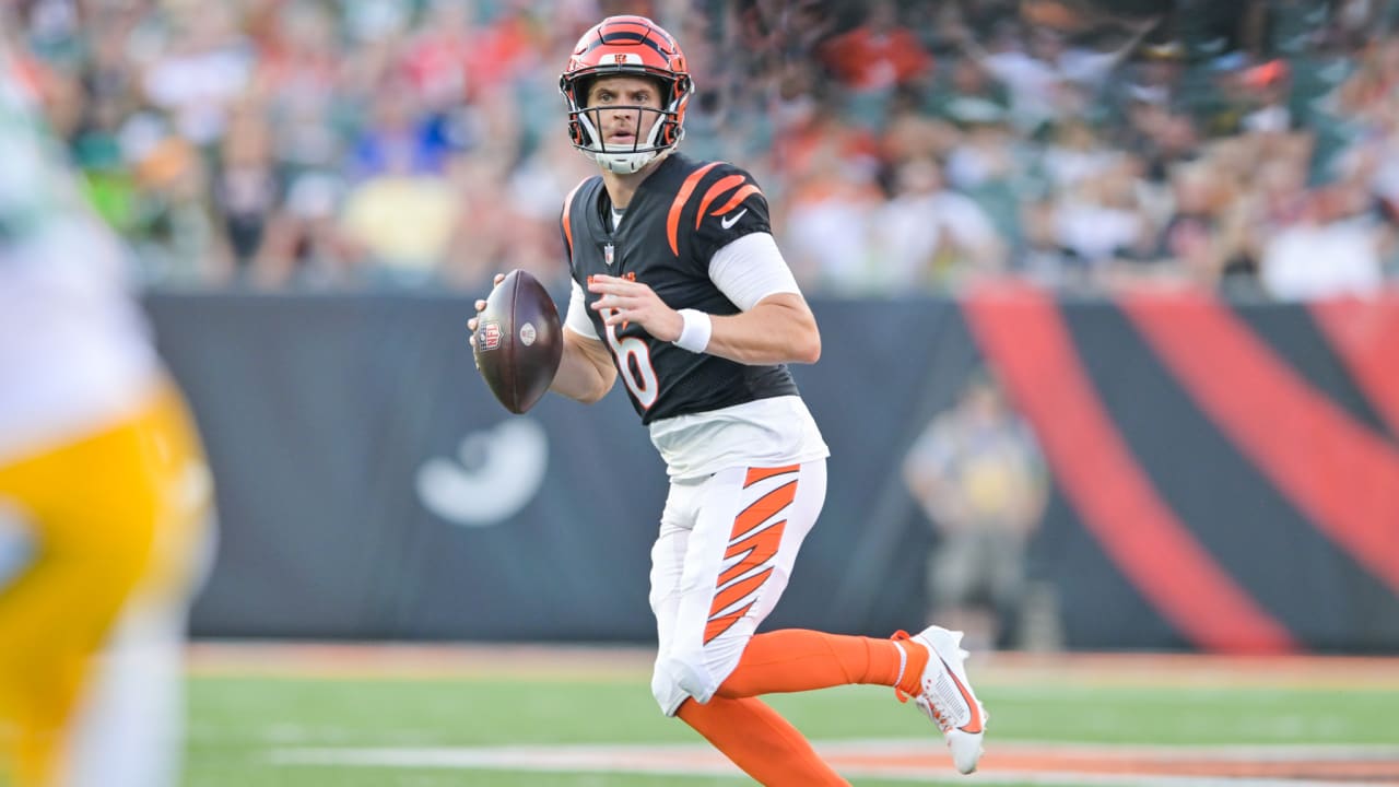 Cincinnati Bengals quarterback Jake Browning shows off his mobility with a  12-yard scramble to escape a muddy pocket