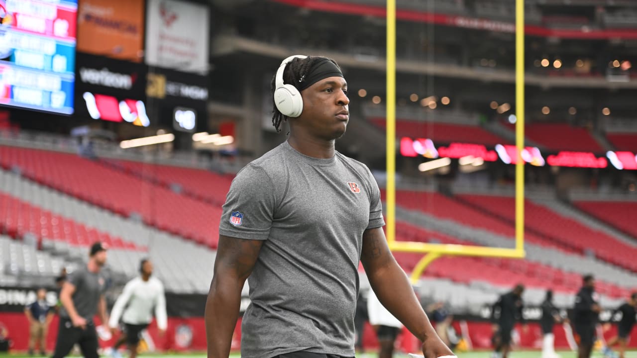 Cincinnati Bengals Wide Receiver Kwamie Lassiter II warms up for