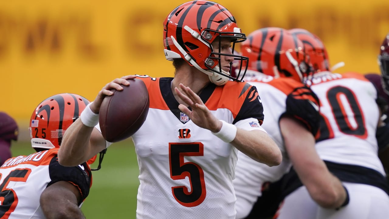 Bengals' Joe Burrow returns from injury scare to throw TD after hard hit  vs. Packers