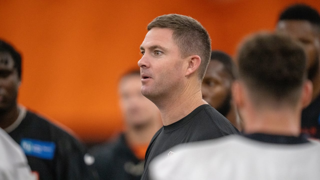 Cincinnati Bengals head coach Zac Taylor works his team along the