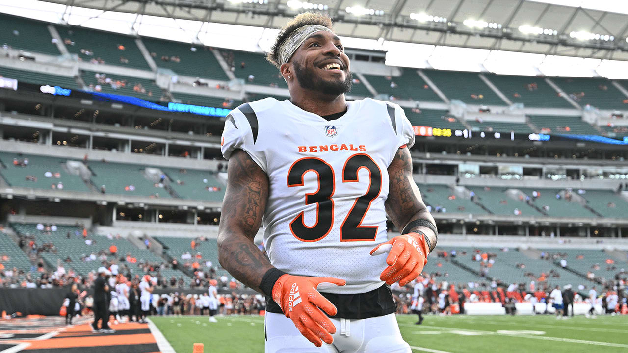 Trayveon Williams of the Cincinnati Bengals runs the ball against