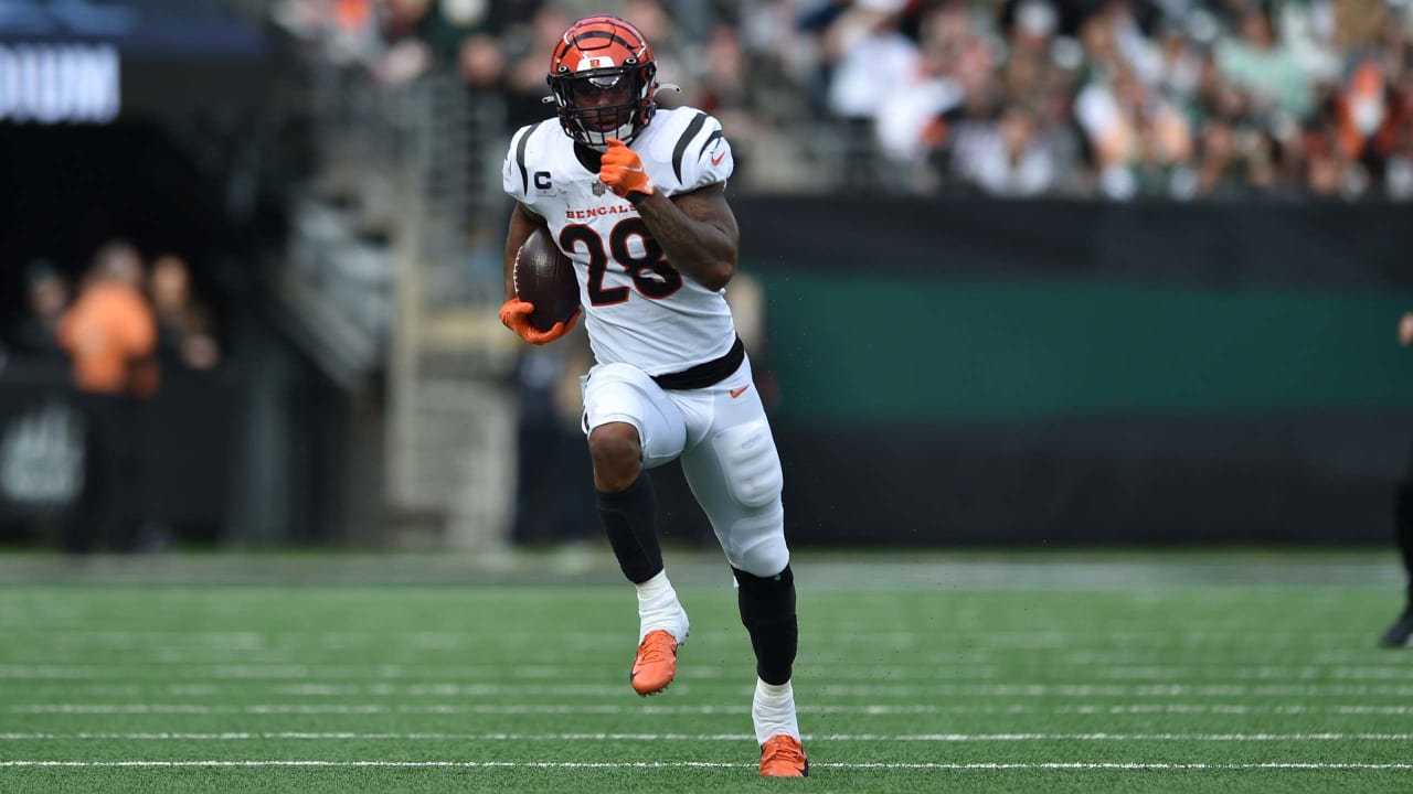 East Rutherford, New Jersey, USA. 3rd Nov, 2021. Cincinnati Bengals safety  Vonn Bell (24) during a NFL football game against the New York Jets at  MetLife Stadium in East Rutherford, New Jersey.