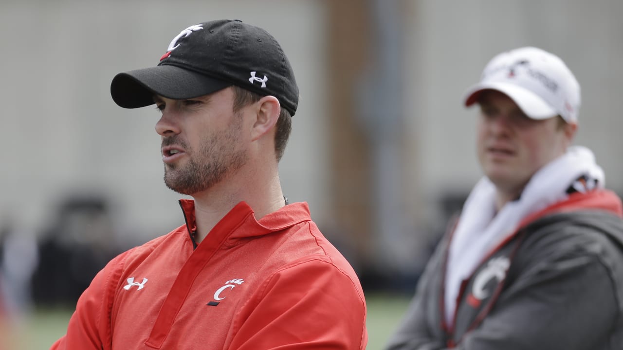 PHOTOS: Cincinnati Bengals Coach Zac Taylor visits Hamilton cancer center