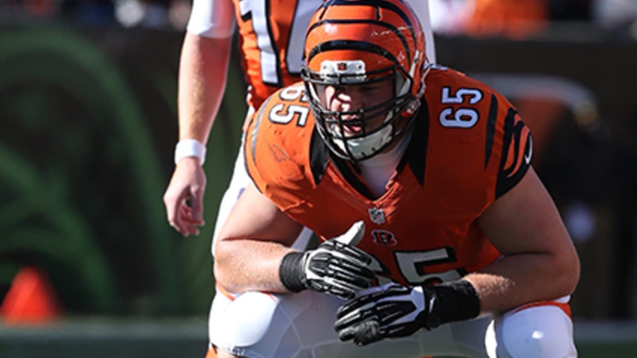 Cincinnati Bengals offensive tackle Eric Winston wears an new