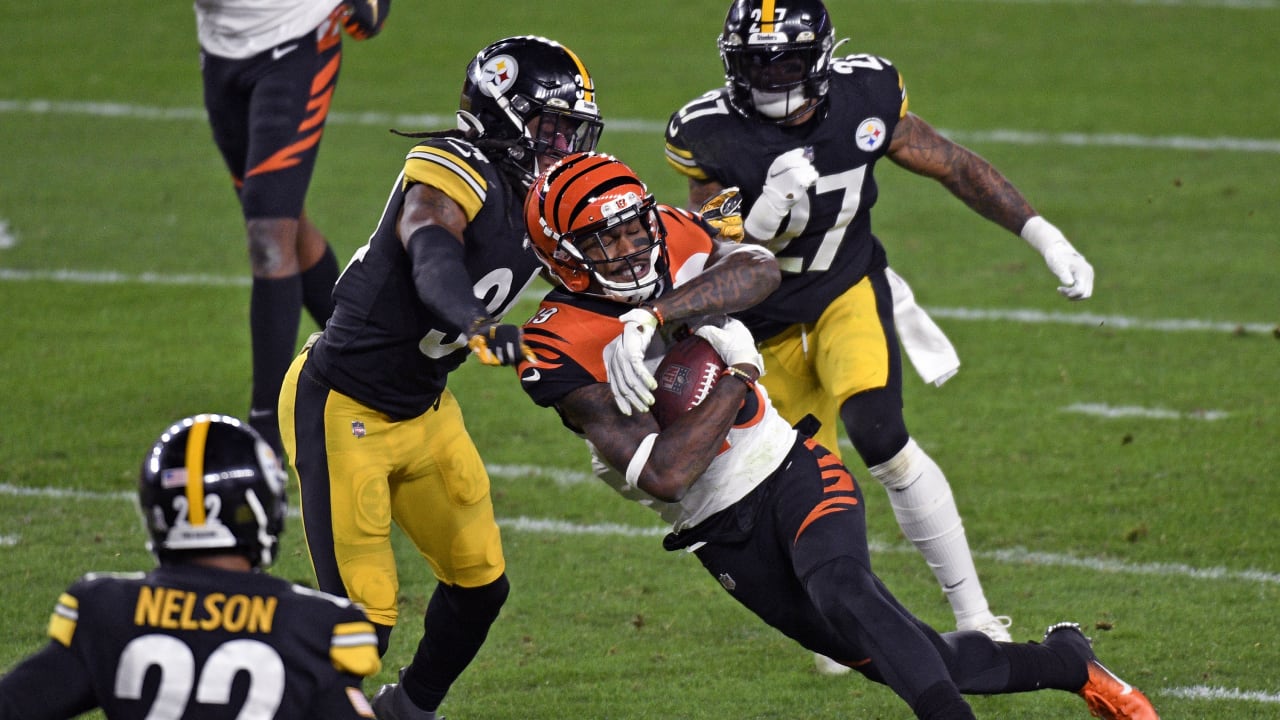 Cincinnati Bengals' Bobbie Williams (63) leaves Heinz Field after