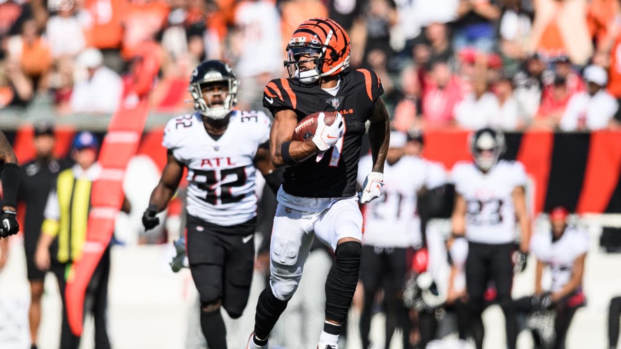 Bengals' Ja'Marr Chase gives Joe Mixon big assist at Cincinnati youth  football camp 