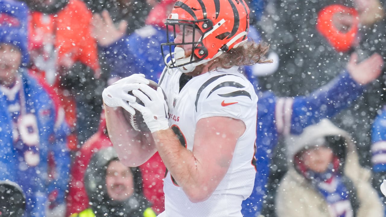 Quarterback Joe Burrow's 15-yard touchdown toss to tight end Hayden Hurst  boosts Cincinnati Bengals' lead to 13-0 in first quarter