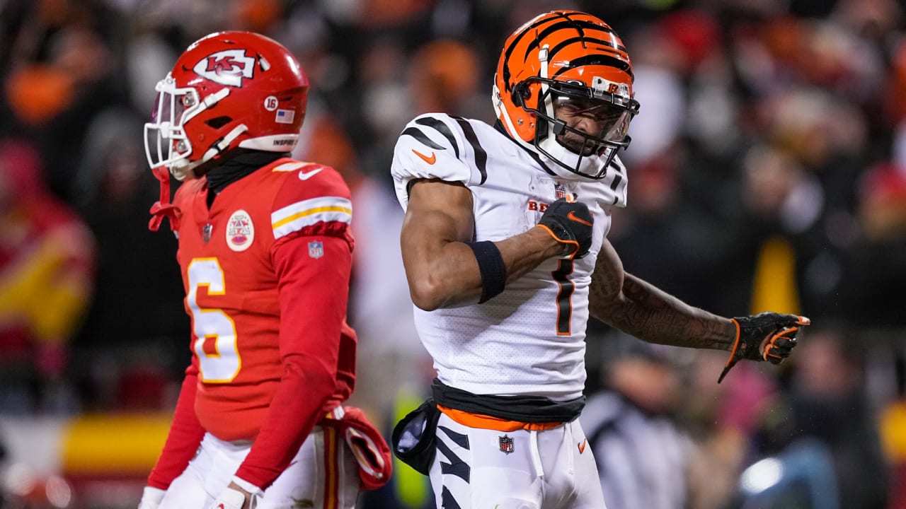 Kansas City, United States. 29th Jan, 2023. Cincinnati Bengals quarterback  Joe Burrow warms up before playing the Kansas City Chiefs in the AFC  Championship Game at GEHA Field at Arrowhead Stadium in