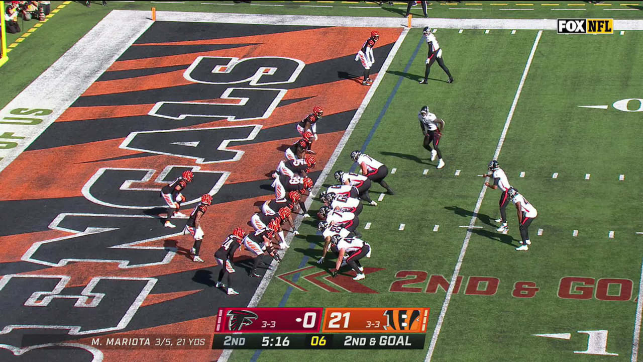 Cincinnati, United States. 26th Dec, 2021. Cincinnati Bengals Chidobe  Awuzie (22) breaks up the pass to Baltimore Ravens wide receiver Marquise  Brown (5) in the end zone during the first half of