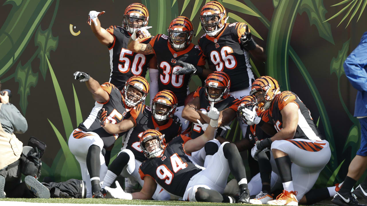 Cincinnati Bengals defense come down with bobbled interception