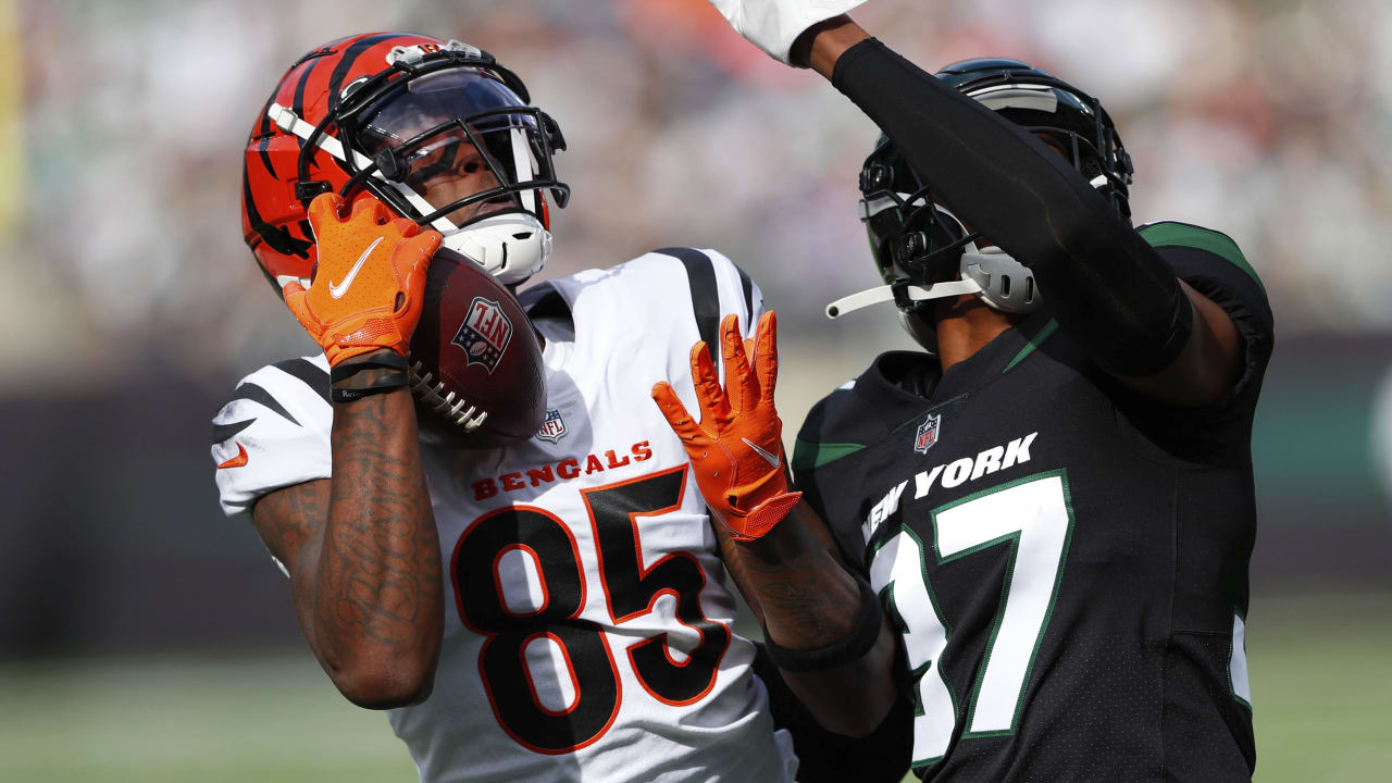 East Rutherford, New Jersey, USA. 3rd Nov, 2021. Cincinnati Bengals safety  Vonn Bell (24) during a NFL football game against the New York Jets at  MetLife Stadium in East Rutherford, New Jersey.