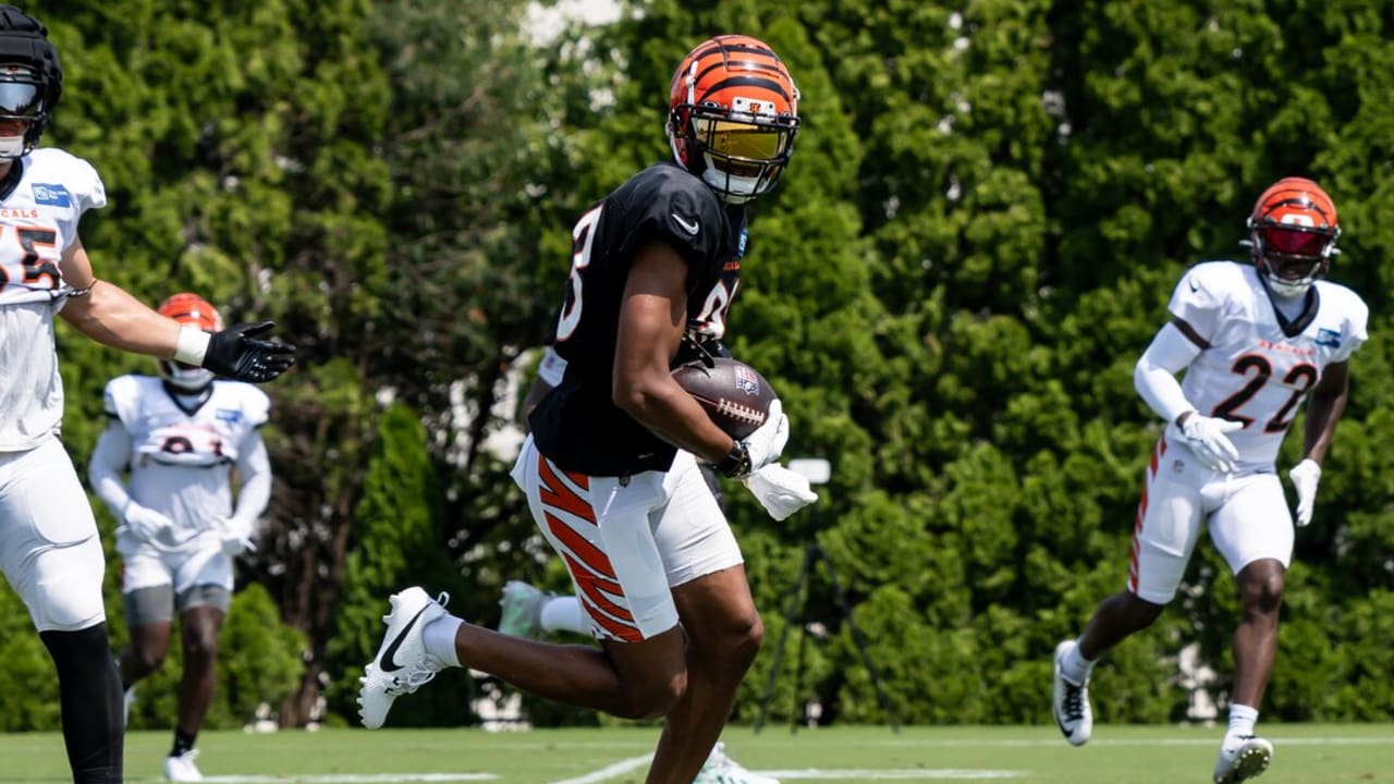 Cincinnati Bengals wide receiver Tyler Boyd (83) runs off the field after  warming up before an