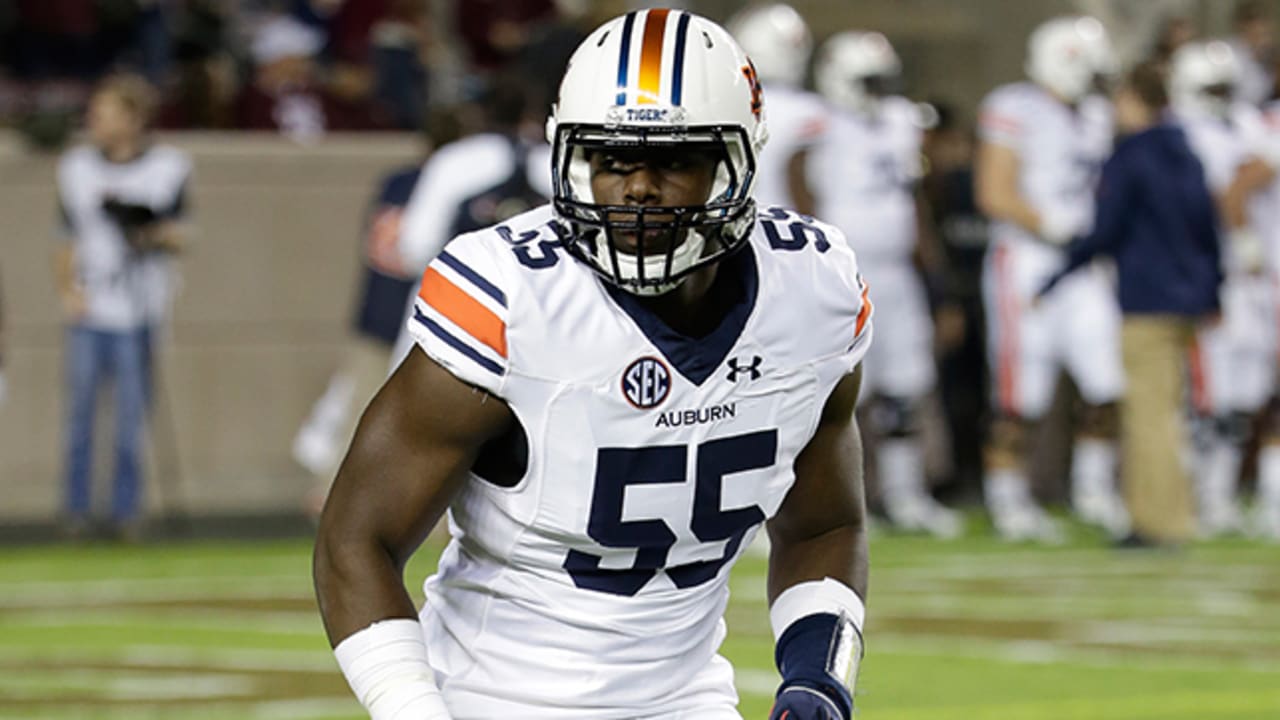 Linebacker Takeo Spikes Visits With The Rams - Turf Show Times