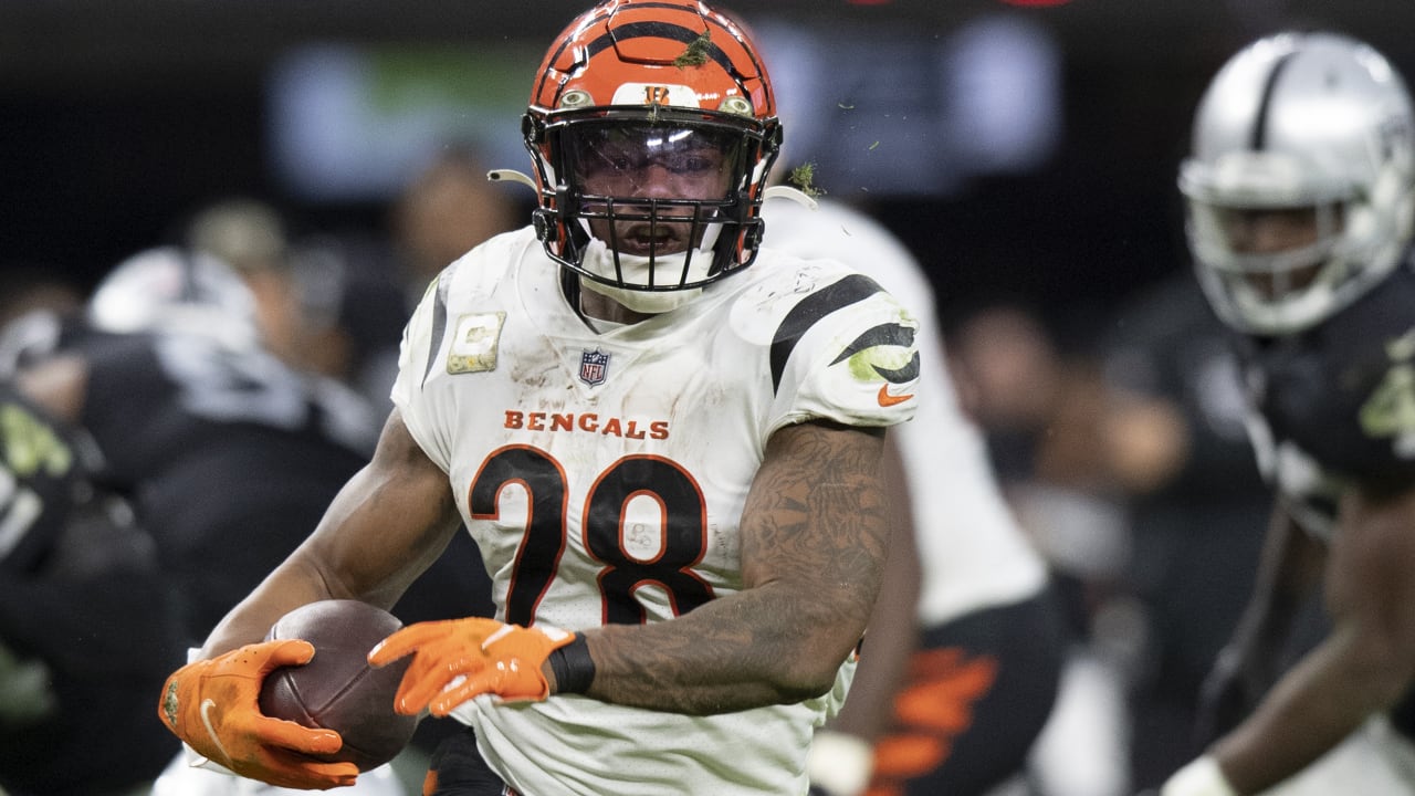 Cincinnati Bengals running back Joe Mixon (28) lines up for the play during  an NFL football game against the Pittsburgh Steelers, Sunday, Sept. 11,  2022, in Cincinnati. (AP Photo/Emilee Chinn Stock Photo - Alamy