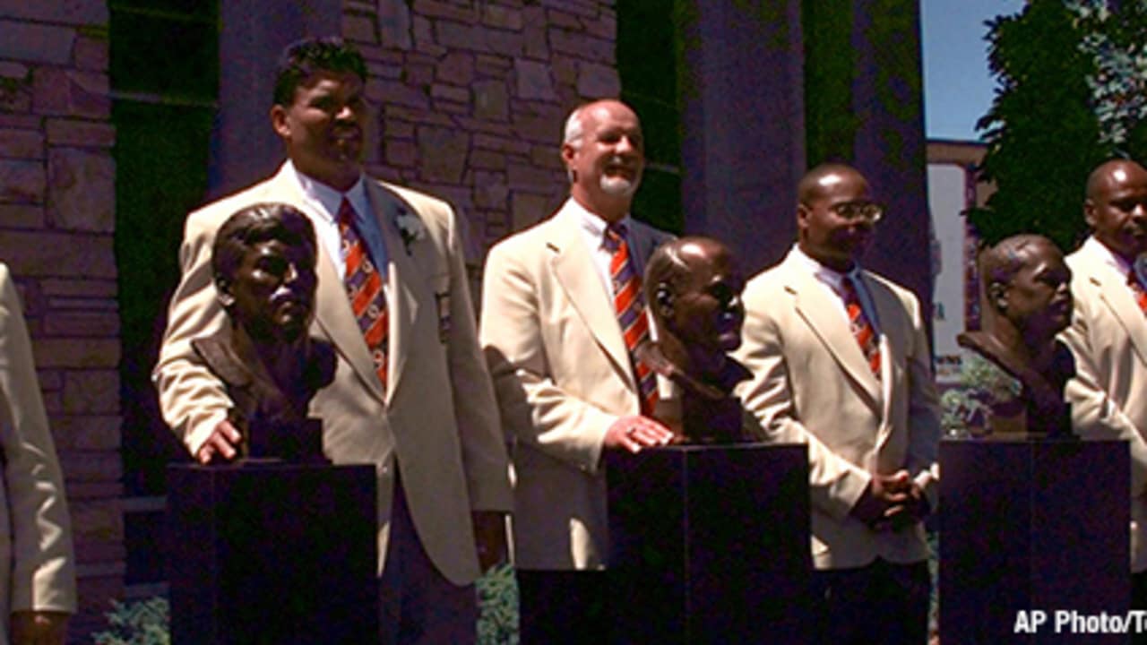 Bengals great Anthony Muñoz treats Hamilton school kids to shopping spree