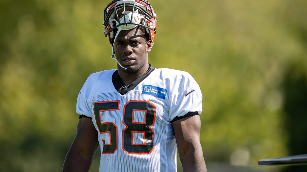 Indianapolis, Indiana, USA. 18th Oct, 2020. Cincinnati Bengals defensive  end Carl Lawson (center) motivates his teammates prior to the game between  the Cincinnati Bengals and the Indianapolis Colts at Lucas Oil Stadium