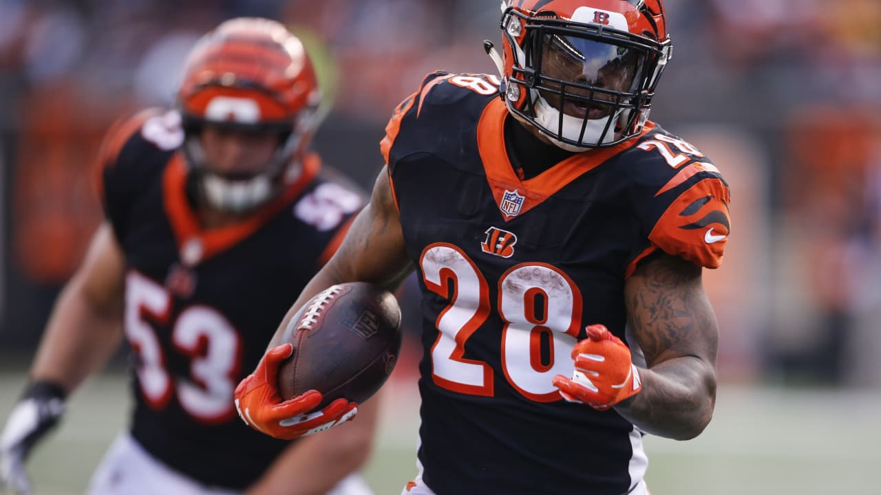 Cincinnati Bengals running back Joe Mixon, right, practices alongside  quarterback Andy Dalton, left, before an NFL football game against the New  York Jets, Sunday, Dec. 1, 2019, in Cincinnati. (AP Photo/Gary Landers