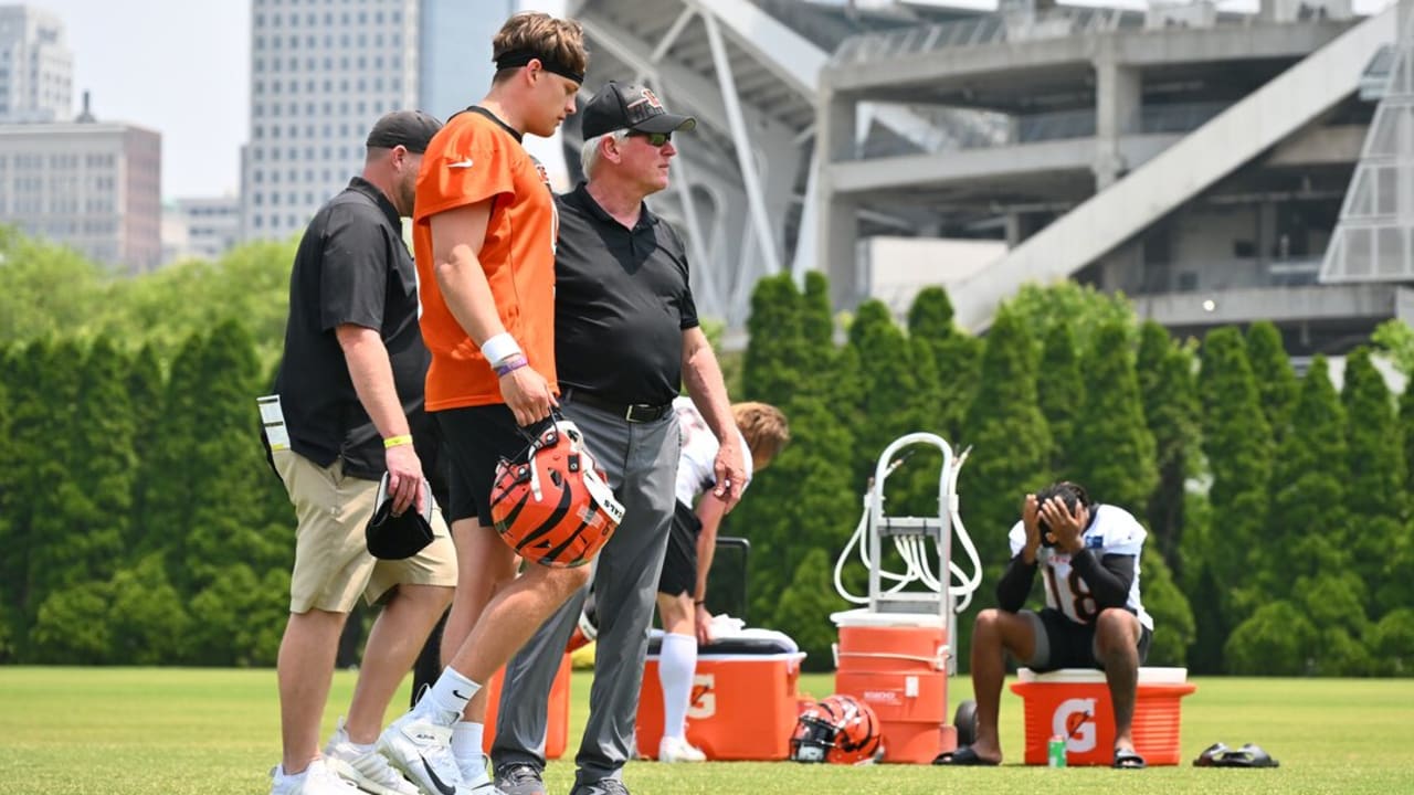 Joe Burrow, Ja'Marr Chase's Dads Smoke Cigars Together Like Their Sons