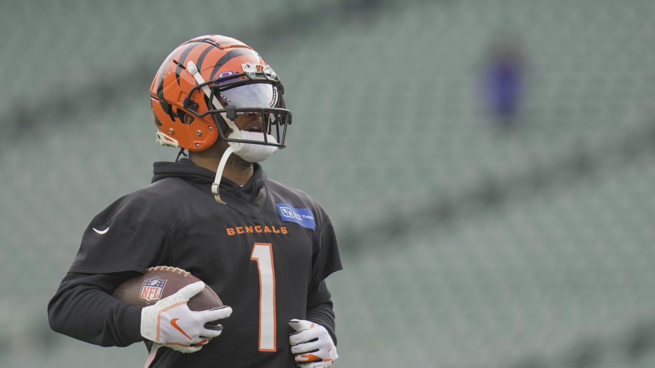 Bengals want ball in Burrow's hands with ground game stalled