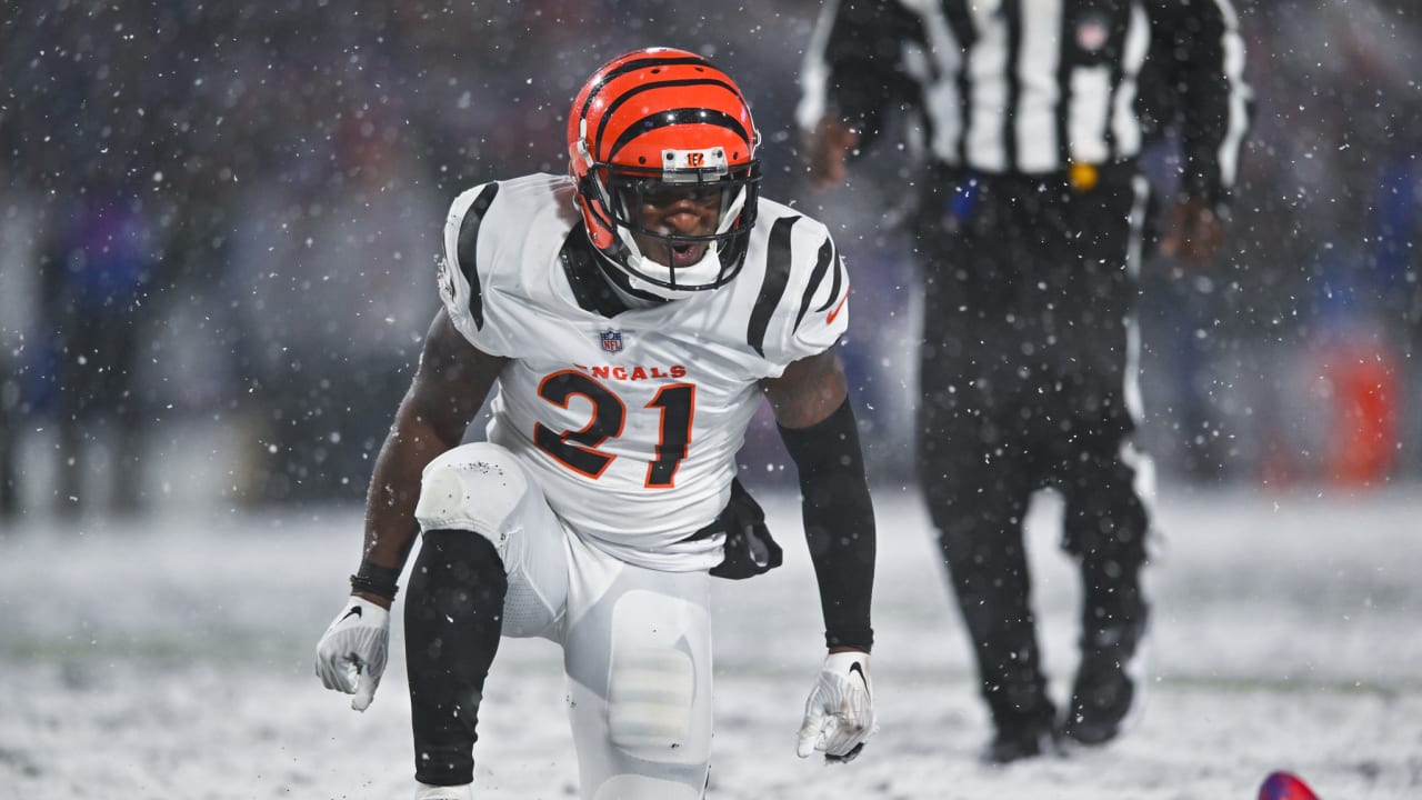 Cincinnati Bengals cornerback Mike Hilton (21) enters the field prior to an  NFL football game against the Baltimore Ravens, Sunday, Jan. 8, 2023, in  Cincinnati. (AP Photo/Jeff Dean Stock Photo - Alamy