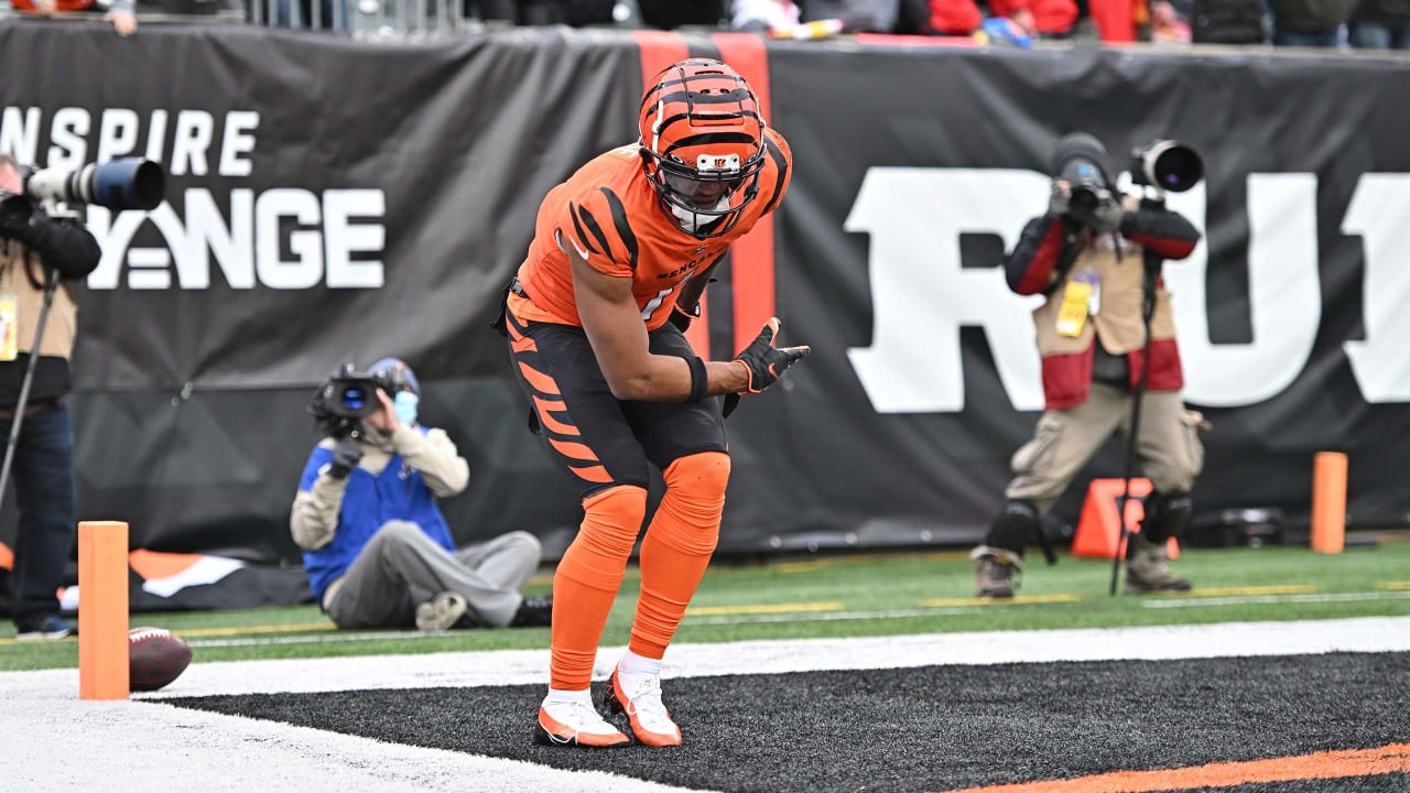 Bengals QB Joe Burrow sports Ja'Marr Chase throwback jersey ahead of Bengals  vs. Saints 