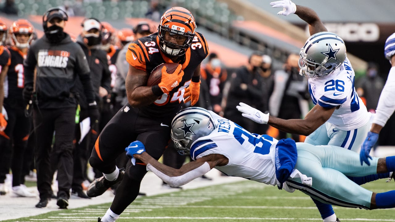 Cincinnati Bengals running back Samaje Perine (34) gets past Kansas City  Chiefs defensive end T …