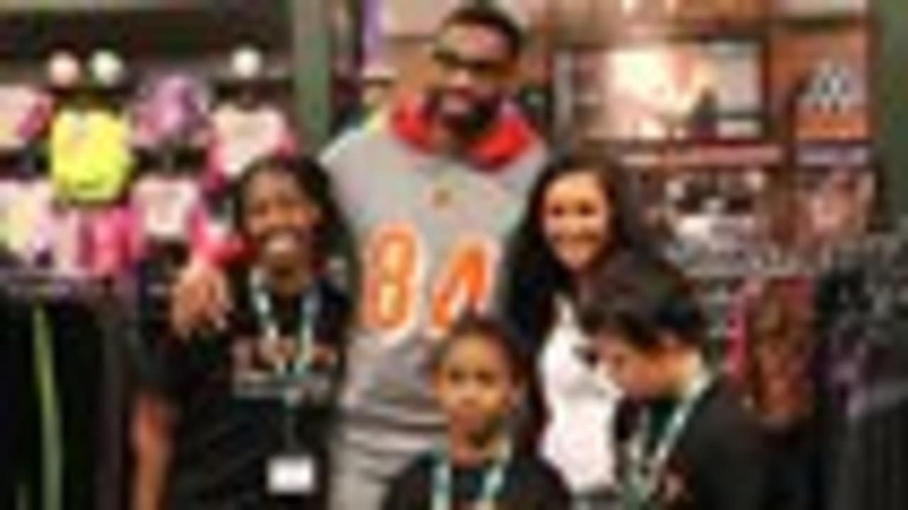 Raiders, Smith's take Las Vegas families on 'Holiday Huddle' shopping spree